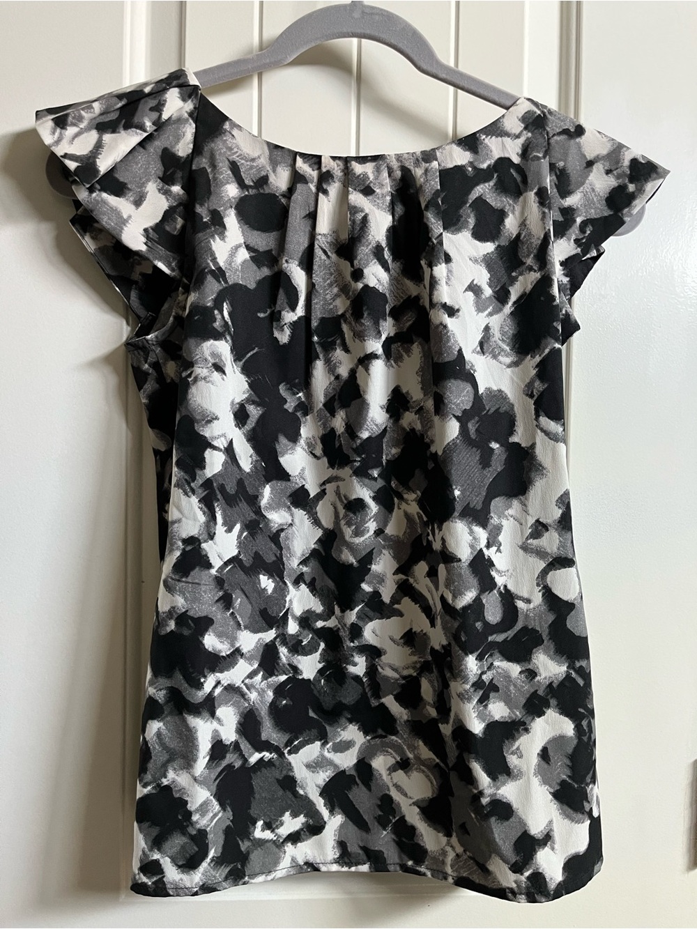 Banana Republic Black & White Floral Flutter-Sleeve top
